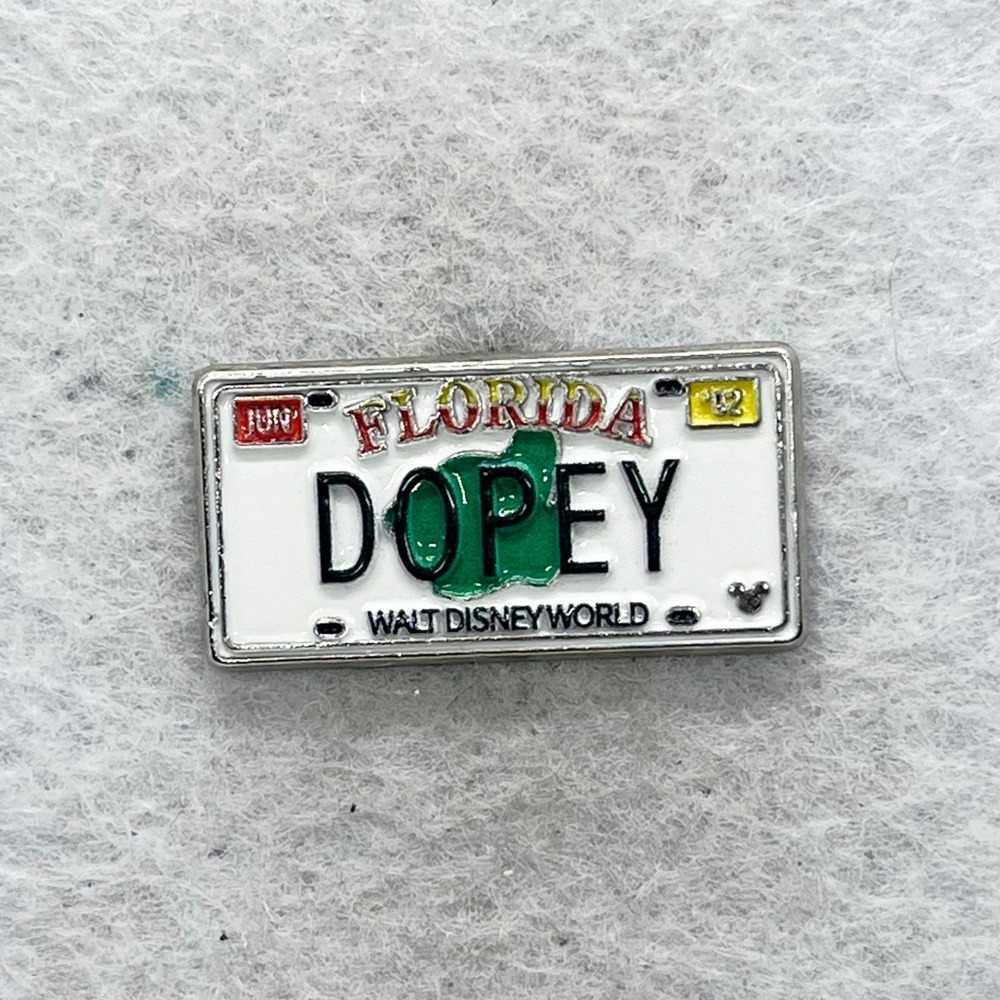 🔮 5/$25 Disney Snow White And The Seven Dwarfs DOPEY License Plate Pin